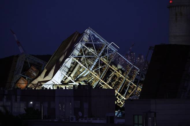 울산화력발전소 보일러 타워 붕괴 사고 엿새째인 11일 오후 보일러타워 5호기 부근에서 야간 수색작업이 진행되고 있다. 2025.11.11. 연합뉴스