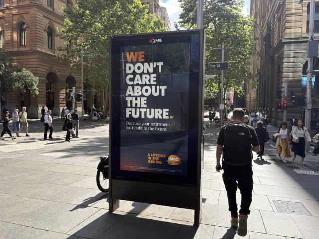 호주 시드니 도심에 설치된 MLC(Mutual Life & Citizens)의 퇴직연금 브랜드 캠페인 광고. ‘은퇴 준비는 미래가 아닌 지금부터’라는 의미의 메시지가 적혀 있다. 장문항 기자