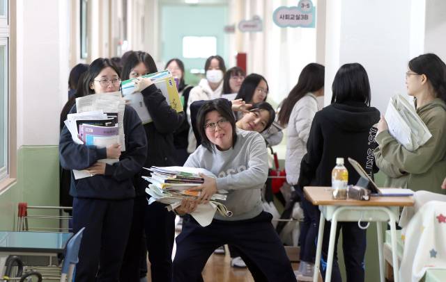 2026학년도 대학수학능력시험(수능)이 3일 앞으로 다가온 10일 경남 창원시 마산합포구 성지여자고등학교에서 고3 수험생이 그동안 푼 참고서 등을 버리는 책거리를 위해 책을 들고 이동하고 있다. 연합뉴스