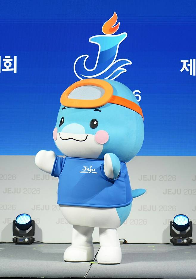 2026 제주 전국체전 마스코트 '끼요'. 제주 남방큰돌고래를 모티브로 제주의 푸른 바다와 전국체전이 지닌 넘치는 활력과 에너지를 상징하고, 성화봉을 들고 달려 나가는 역동적인 모습은 열정, 희망, 화합의 정신을 표현했다. ⓒ제주도 제공