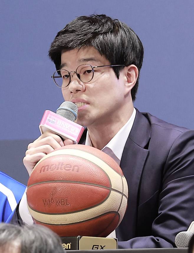 삼성생명은 2025~2026시즌 개막을 앞두고 가드 키아나 스미스의 은퇴로 핵심 전력을 잃었다. 그러나 하상윤 삼성생명 감독은 기존의 선수들이 십시일반해 스미스의 공백을 최소화할 수 있다고 믿고 있다. 하 감독이 10일 메이필드호텔서울에서 열린 ‘BNK금융 2025~2026 여자프로농구’ 개막 미디어데이에서 답변하고 있다. 뉴시스