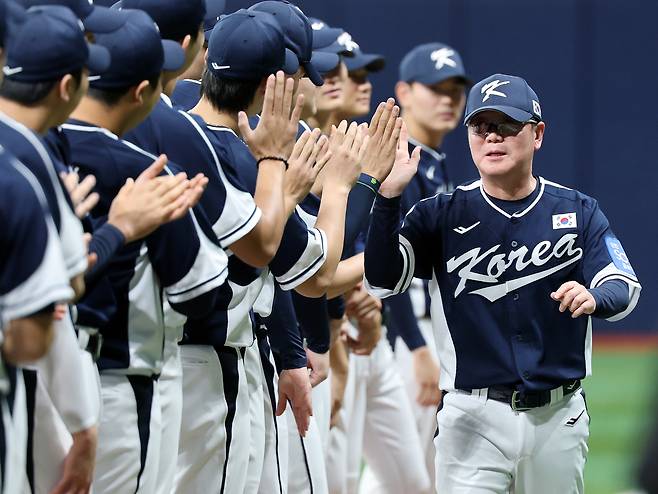 류지현 대한민국 대표팀 감독이 지난 9일 고척에서 열린 체코전을 앞두고 그라운드에 도열한 선수들과 하이파이브를 나누고 있다. 연합뉴스