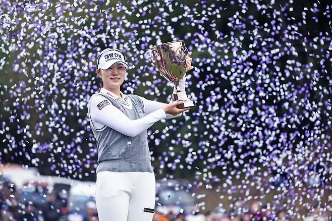 김민선이 지난해 11월 17일 부산 해운대비치 골프앤리조트에서 끝난 위믹스 챔피언십에서 우승한 뒤 트로피를 들어보이고 있다. 대회조직위원회 제공