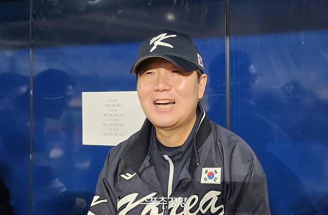 류지현 야구 대표팀 감독이 11일 고척돔 훈련을 앞두고 취재진과 인터뷰하고 있다.