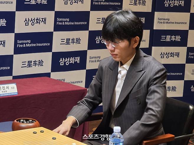 신진서 9단이 11일 제주 서귀포 휘닉스 아일랜드에서 열린 2025 삼성화재배 월드바둑마스터스 16강에서 랴오위안허 9단과 대국하고 있다. 서귀포 | 윤은용 기자