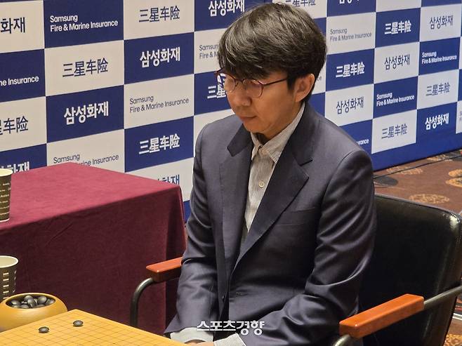 목진석 9단이 11일 제주 서귀포 휘닉스 아일랜드에서 열린 2025 삼성화재배 월드바둑마스터스 16강에서 푸젠헝 7단과 대국하고 있다.   서귀포 | 윤은용 기자