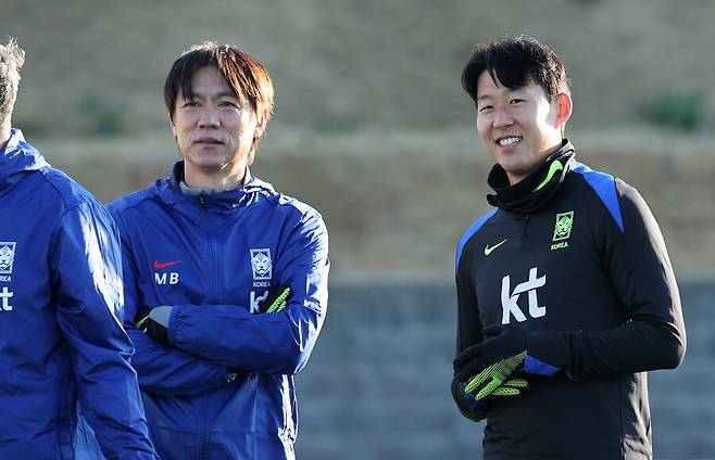 ▲ 10일 오후 충남&nbsp;천안&nbsp;면적 47만8천㎡에 그라운드 11면, 대표팀 숙소 82실, 8개 회의실과 최신식 피트니스 시설 등을 갖춘 대한민국축구종합센터에서 축구대표팀 홍명보 감독과 손흥민이 대화하고 있다.&nbsp; ⓒ&nbsp;연합뉴스