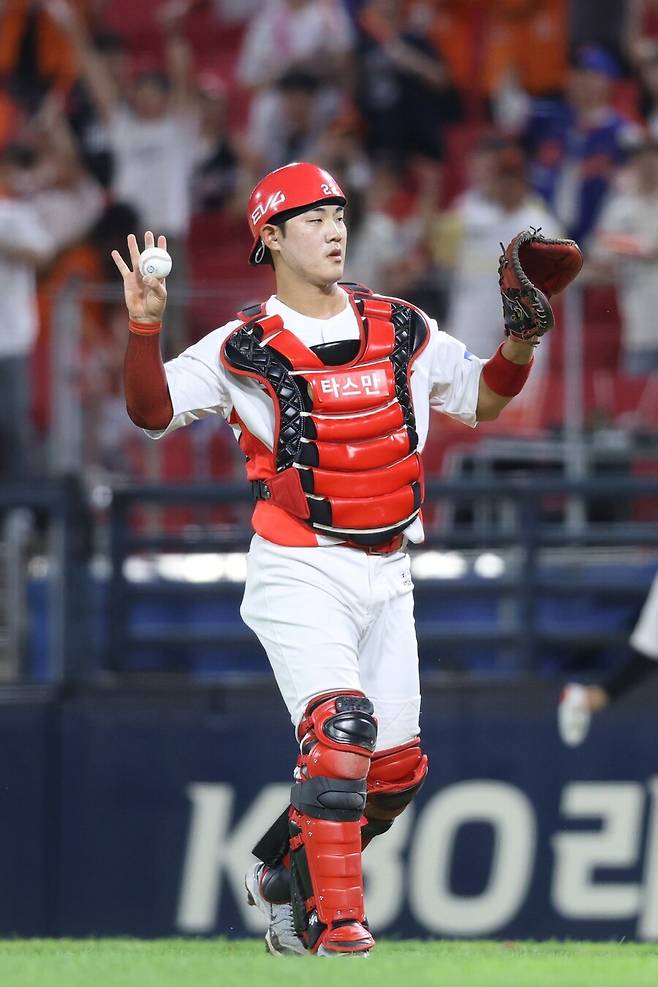 ▲ 팔꿈치 부상 탓에 트레이드 이후 제대로 된 활약을 하지 못한 주효상은 2025년 시즌 막판 1군에 올라오며 정상 궤도 진입의 발판을 만들었다 ⓒKIA타이거즈