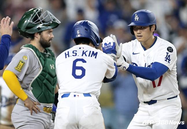 김혜성(가운데)이 홈런을 치고 홈플레이트로 돌아온 오타니와 하이파이브를 하고 있다. /AFPBBNews=뉴스1