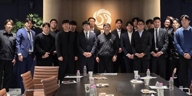 선수협과 KBO의 공식 회의에 참석한 선수들과 허구연 총재(가운데). /사진=한국프로야구선수협회 제공