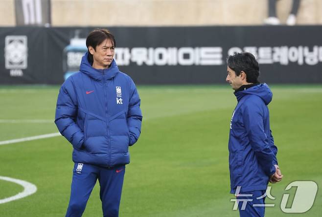 홍명보(왼쪽) 대한민국 축구국가대표팀 감독이 천안 대한민국축구종합센터에서 열린 대표팀 소집 훈련 2일 차에 선수들을 지켜보고 있다. /사진=뉴스1