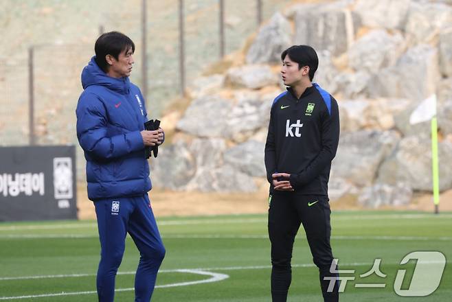 홍명보(왼쪽) 대한민국 축구국가대표팀 감독과 양민혁이 11일 천안 대한민국축구종합센터 소집 훈련에서 대화 중이다. /사진=뉴스1