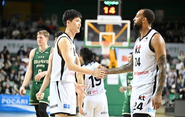 하윤기(왼쪽)와 데릭 윌리엄스가 손을 맞잡고 있다. /사진=KBL 제공