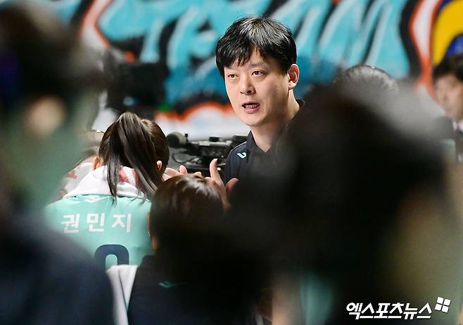 이영택 감독이 이끄는 여자프로배구 GS칼텍스가 11일 경기도 수원체육관에서 열리는 현대건설과의 진에어 2025-2026 V리그 여자부 1라운드 최종전에서 연패 탈출에 도전한다. 사진 엑스포츠뉴스 DB
