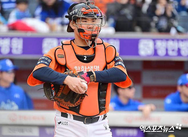 한화 이글스가 11일 포수 이재원을 플레잉코치로 이재원은 지난해와 올해 그라운드에서는 물론, 클럽하우스와 덕아웃 등 보이지 않는 곳에서도 모범적인 베테랑으로서 후배들에게 긍정적인 영향을 미쳤다는 평가를 받았다. 한화는 이재원의 지도자로서의 자질을 높이 평가했으며, 선수로서도 아직 팀에 기여할 여지가 남았다고 판단했다. 엑스포츠뉴스 DB