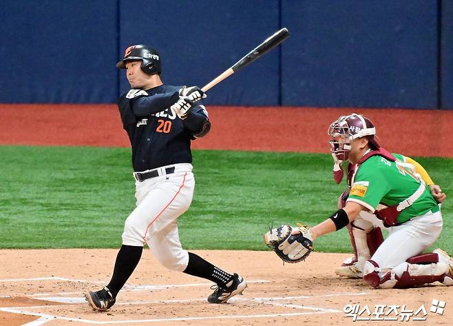 한화 이글스가 11일 포수 이재원을 플레잉코치로 이재원은 지난해와 올해 그라운드에서는 물론, 클럽하우스와 덕아웃 등 보이지 않는 곳에서도 모범적인 베테랑으로서 후배들에게 긍정적인 영향을 미쳤다는 평가를 받았다. 한화는 이재원의 지도자로서의 자질을 높이 평가했으며, 선수로서도 아직 팀에 기여할 여지가 남았다고 판단했다. 엑스포츠뉴스 DB