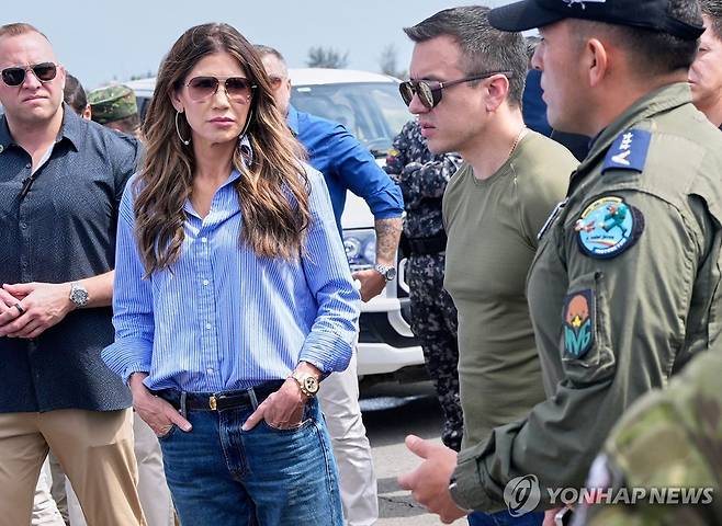 6일(현지시간) 에콰도르 내 미군 주둔 예상 지역 찾은 미 국토안보 장관(왼쪽)과 에콰도르 대통령 [살리나스 AFP=연합뉴스. 재판매 및 DB 금지]