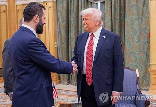 사우디아라비아에서 만난 트럼프 미국 대통령(오른쪽)과 알샤라 시리아 대통령 [AP 연합뉴스 자료사진. 재배포 및 DB 금지]