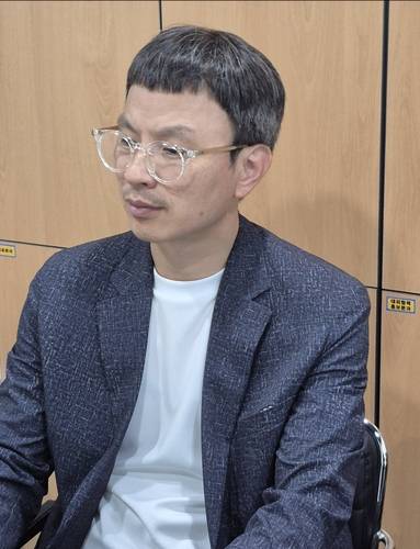 고아청년들과 함께 연합뉴스와 인터뷰 중인 조윤환 고아권익연대 대표 [윤근영 기자 촬영]