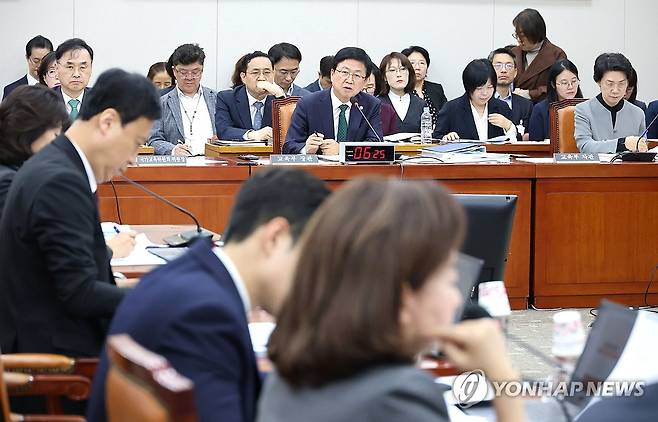 국회 교육위 출석한 최교진 교육부 장관 최 장관이 국회 교육위원회에서 열린 2025년도 종합 국정감사에서 국회의원 질의에 답변하고 있다.
[연합뉴스 사진]
