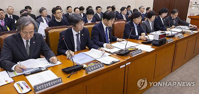 국감에서 답변하는 정은경 복지부 장관 정 장관이 국회 보건복지위원회에서 열린 2025년도 종합 국정감사에 출석해 의원 질의에 답하고 있다.[연합뉴스 사진]