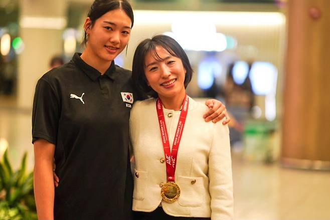 어머니 성해영씨와 포즈 취한 손서연(왼쪽) [촬영 이동칠]