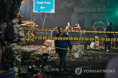 폭발 사고 후 현장 조사 [AP 연합뉴스. 재판매 및 DB 금지]