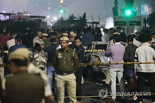 폭발 사고 후 현장 조사 [EPA 연합뉴스. 재판매 및 DB 금지]