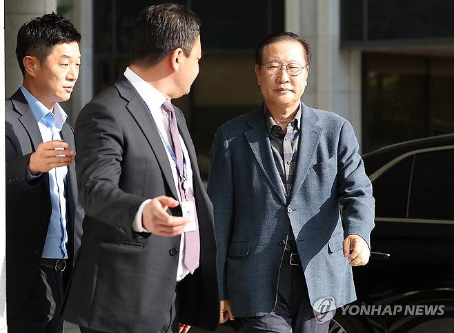 특검 소환되는 박성재 전 법무장관 (서울=연합뉴스) 신준희 기자 = 박성재 전 법무부 장관이 지난달 23일 서울 서초구 서울고검에 마련된 조은석 내란특별검사팀 사무실로 소환되고 있다. 2025.10.23 hama@yna.co.kr