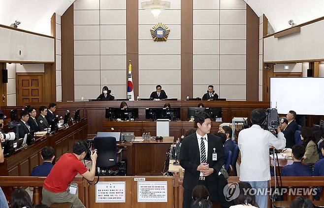 발언하는 백대현 부장판사 (서울=연합뉴스) 윤석열 전 대통령의 특수공무집행방해, 직권남용 권리행사방해 등 혐의 사건 1차 공판이 열린 지난 9월 26일 서울 서초구 서울중앙지법에서 백대현 부장판사가 발언하고 있다. 2025.9.26 [사진공동취재단] photo@yna.co.kr