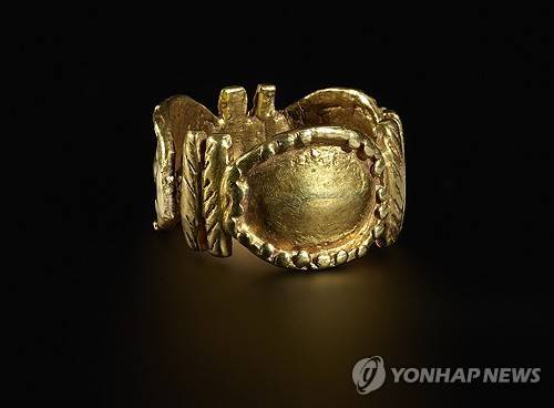 2024년 영국으로부터 돌려받은 서아프리카 가나 아샨티 제국의 금 반지 [EPA 연합뉴스 자료사진. 재판매 및 DB 금지]