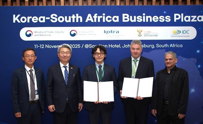 11일(현지시간) 열린 '한·남아공 비즈니스 플라자' (요하네스버그=연합뉴스) 11일(현지시간) 남아프리카공화국 요하네스버그 앳샌튼호텔에서 열린 '한·남아공 비즈니스 플라자'에서 협력 양해각서(MOU)를 체결한 ㈜한농비앤티와 버라이어티이노베이션(Variety Innovation ZA) 관계자가 귀빈들과 기념촬영을 하고 있다. 2025.11.11 [코트라 아프리카지역본부 제공] photo@yna.co.kr (끝)