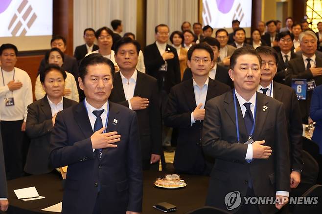 민주당 지역위원장 워크숍 (경기광주=연합뉴스) 김주성 기자 = 더불어민주당 정청래 대표와 김병기 원내대표가 10일 경기 광주시 곤지암리조트에서 열린 '2025 전국지역위원장 워크숍'에서 지역위원장 등 참석자들과 함께 국기에 경례하고 있다. 2025.11.10 utzza@yna.co.kr