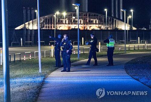 드론 출몰에 코펜하겐 공항 출동한 덴마크 경찰 [EPA=연합뉴스 자료사진]
