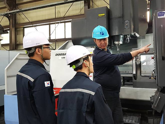 ▲ 학생들이 기업에서 실습을 하고 있다. /사진제공=부평공고 도제학교