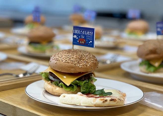 ▲&nbsp;경기도농수산진흥원의 복합 문화미식 프로그램 '테이스티 광장'으로 만들어진 시식 메뉴. /사진제공=경기도농수산진흥원