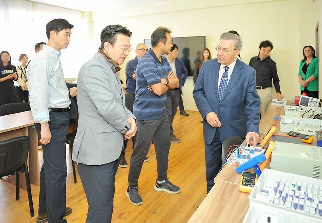 ▲지난 10월 아제르바이잔 바쿠공과대학(BEU)을 찾은 인하대 출장단이 캠퍼스 투어를 진행하고 있다.&nbsp;/사진제공=인하대학교