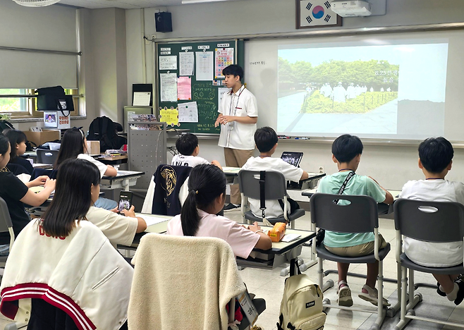 ▲&nbsp;동탄국제고등학교 학생이 &nbsp;'2025학년도 지역사회와 함께하는 재능기부 프로그램'을 진행하고 있다./사진제공=동탄국제고등학교