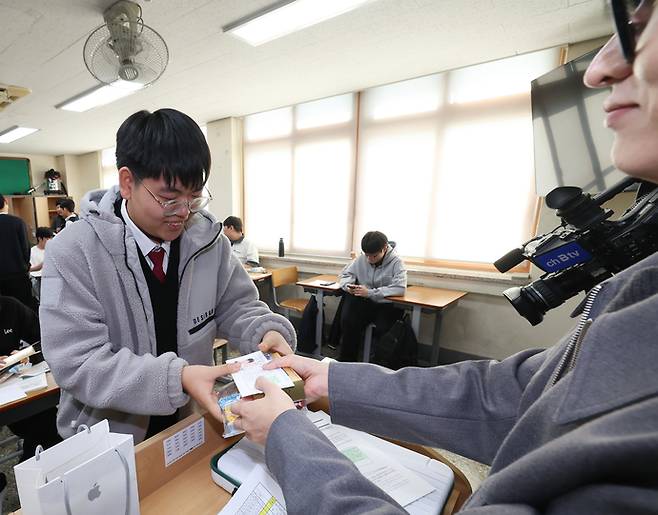 12일 수성고등학교 3학년 학생들이 2026년 수능을 하루 앞두고 수험표를 배부받고 있다. 사진=경기도교육청