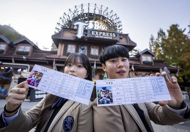 삼성물산 리조트부문 에버랜드가 2026학년도 대학수학능력시험 수험생들을 응원하는 특별 이벤트를 진행하는 가운데 모델들이 티익스프레스 앞에서 에버랜드 수능 수험생 응원 특별 이벤트를 소개하고 있다. 사진=에버랜드