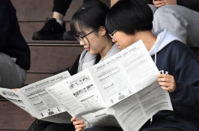 12일 대전시 서구 갈마동 둔원고 예비소집에 참석한 수험생들이 수능 유의사항을 확인하고 있다. 이성희 기자 token77@