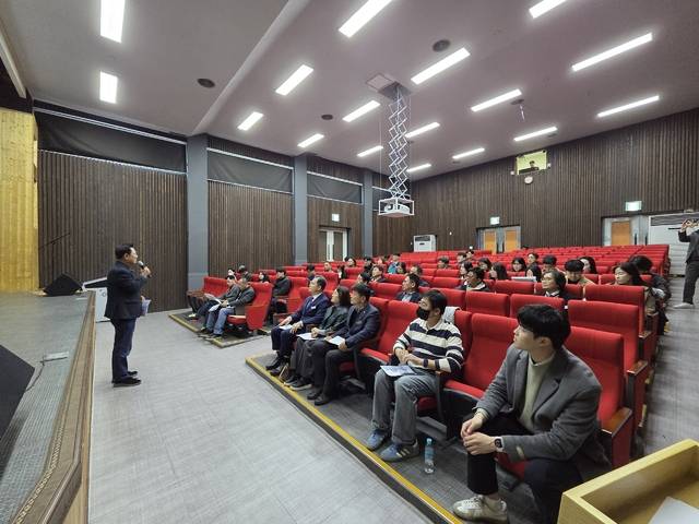 울릉군민회관에서 열린 '(가칭)경상북도교육청 독도교육원 건립 공사'와 관련한 주민설명회. 경북교육청 제공.