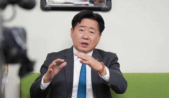 12일 오후 제주도청 기자실을 방문, 기자들의 질문에 답변하고 있는 오영훈 제주도지사. ⓒ제주의소리