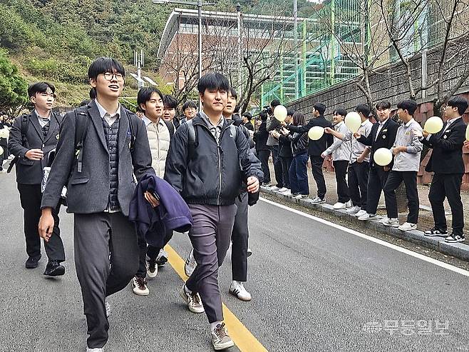 2026학년도 대학수학능력시험을 하루 앞둔 12일 오후 광주 서구 광주대동고등학교에서 후배들이 고3 수험생들을 위한 응원 행사를 펼쳤다. 강주비 기자