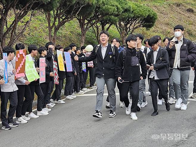 2026학년도 대학수학능력시험을 하루 앞둔 12일 오후 광주 서구 광주대동고등학교에서 후배들이 고3 수험생들을 위한 응원 행사를 펼쳤다. 강주비 기자