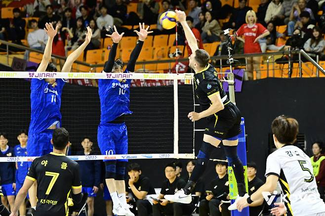 갈수록 떨어지는 남자프로배구에 대한 관심을 높이기 위해 주말 경기 위주로 일정을 바꿔야 한다는 목소리가 나오고 있다. 사진은 남자프로배구 KB금융그룹 대 한국전력 경기. 사진=KOVO