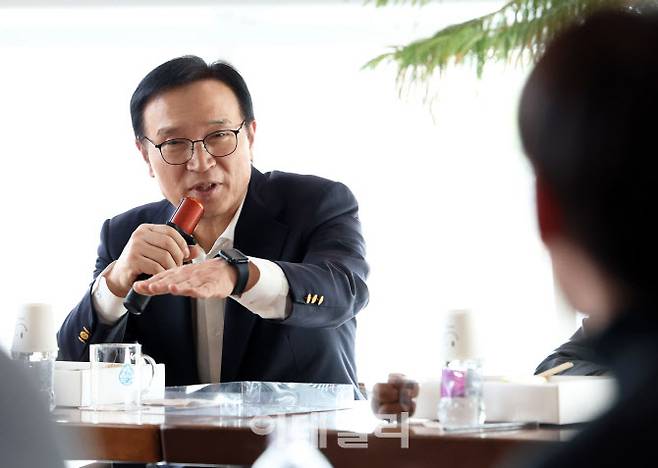 11일 경기도교육청 북부청사에서 기자들과 만난 임태희 교육감이 학교폭력 피해자 보호의 중요성에 대해 이야기하고 있다.(사진=경기도교육청 제공)