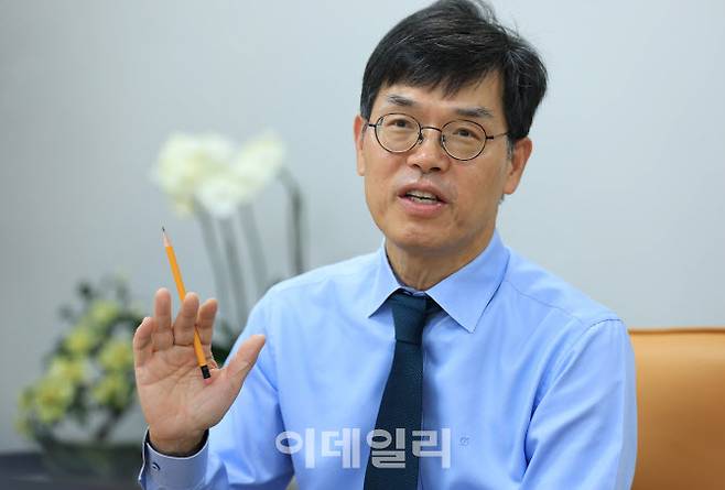 [이데일리 노진환 기자] 안철경 보험연구원장이 12일 서울 영등포구 여의도동 보험연구원 집무실에서 이데일리와 인터뷰를 하고 있다.