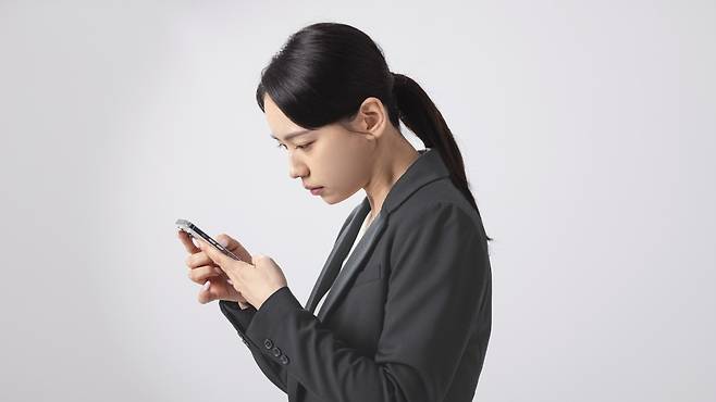 장시간 스마트폰을 사용하면 목과 허리에 많은 부담을 준다｜출처: 클립아트코리아