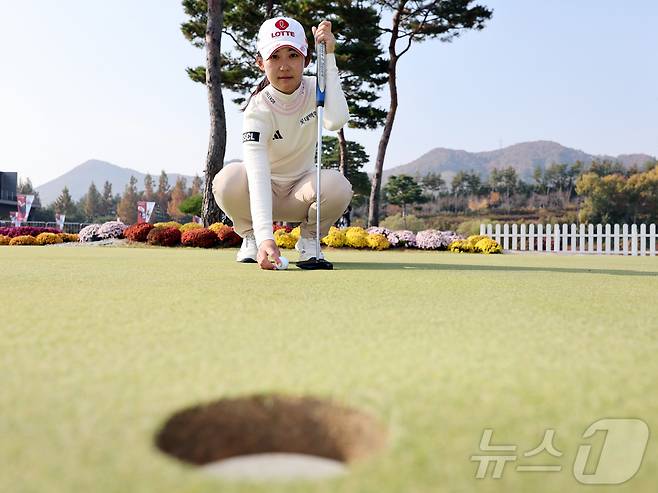 2026년부터 미국여자프로골프(LPGA)투어에 진출하는 황유민이 6일 오후 경기 파주시 서원힐스 컨트리클럽에서 뉴스1과 인터뷰 전 포즈를 취하고 있다. 2025.11.6/뉴스1 ⓒ News1 황기선 기자